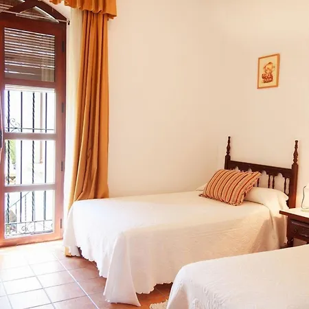 Schoenes Ferienhaus Mit Sonnenterasse Und Pool Holiday home