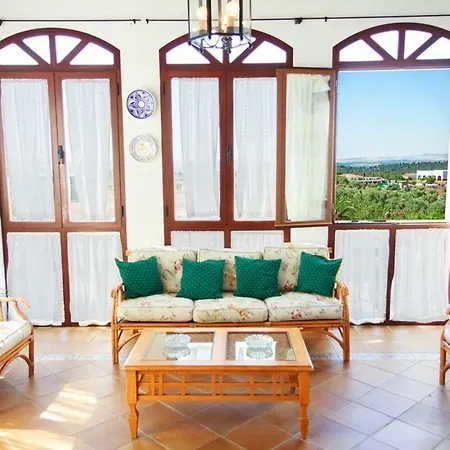 Schoenes Ferienhaus Mit Sonnenterasse Und Pool Holiday home